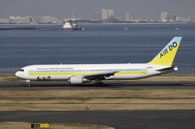 BOEING 767-300 (JA601A) - Landing at Hneda Intl Airport Rwy34R on 2012/03/14 "Hokkaido Logo"