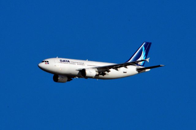 Airbus A310 (CS-TGU) - 2009 - Approaching to land. Old Livery, nicer...