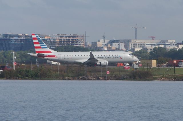 Embraer 170/175 (N299JJ)