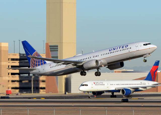 Boeing 737-900 (N68807)