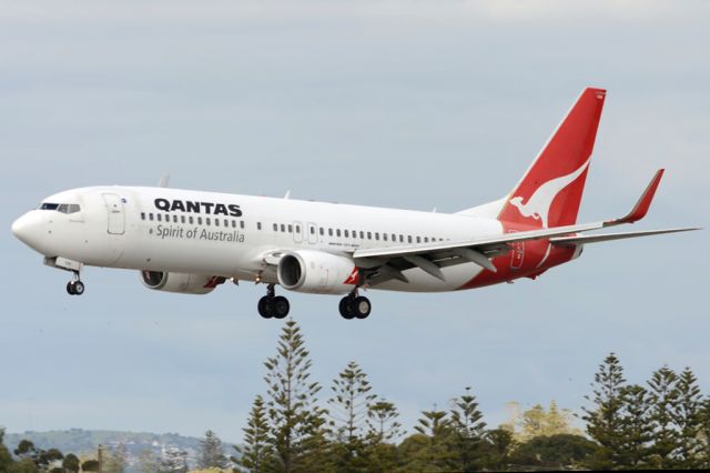 Boeing 737-800 (VH-VXH) - On short finals for runway 05. Thursday 7th August 2014