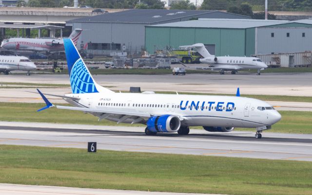 Boeing 737 MAX 9 (N17529)