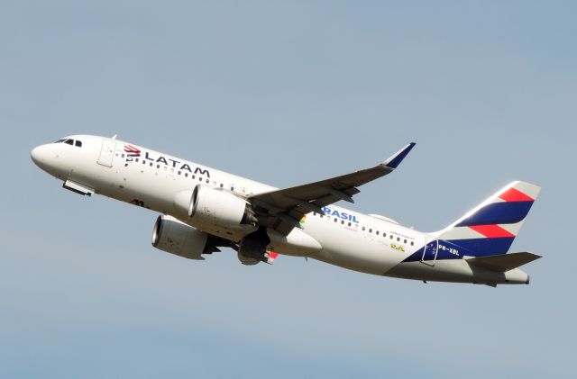 Airbus A320 (PR-XBL)