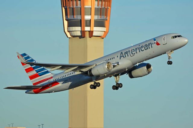 Boeing 757-200 (N200UU) - American Boeing 757-2B7 N200UU at Phoenix Sky Harbor on November 11, 2017.