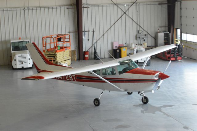 Cessna Skylane (N4728T) - A 1981 Cessna 182 has just been washed at Exec 1 Aviations FBO hanger.  Photo taken May 27, 2017 with Nikon D3200 mounting 55-200mm lens.