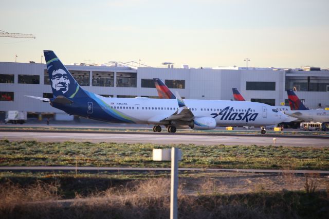 Boeing 737-900 (N260AK)