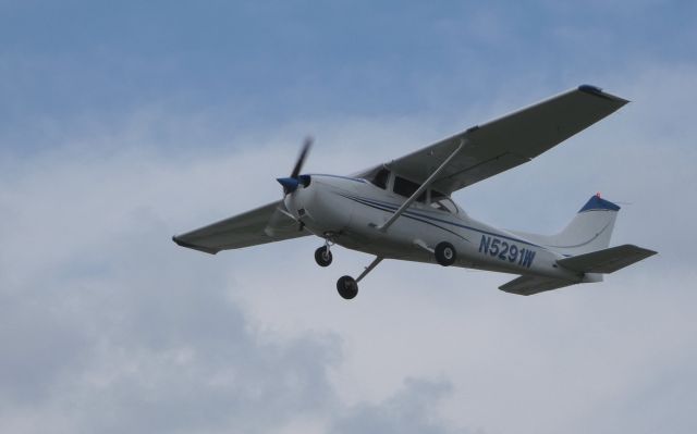 Cessna Skyhawk (N5291W) - A moment after departure is this Cessna Skyhawk in the Summer of 2018.