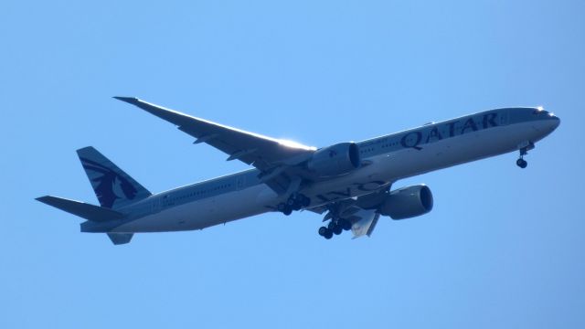 BOEING 777-300ER (A7-BEN) - Final moments till landing, spring 2021.