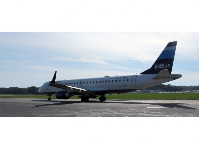 Embraer ERJ-190 (N179JB) - Taxi out for a departure runway 34.