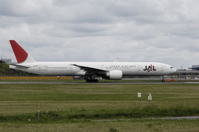 BOEING 777-300 (JA640J) - Departure at NRT Airport R/W16R on 2012/04/30