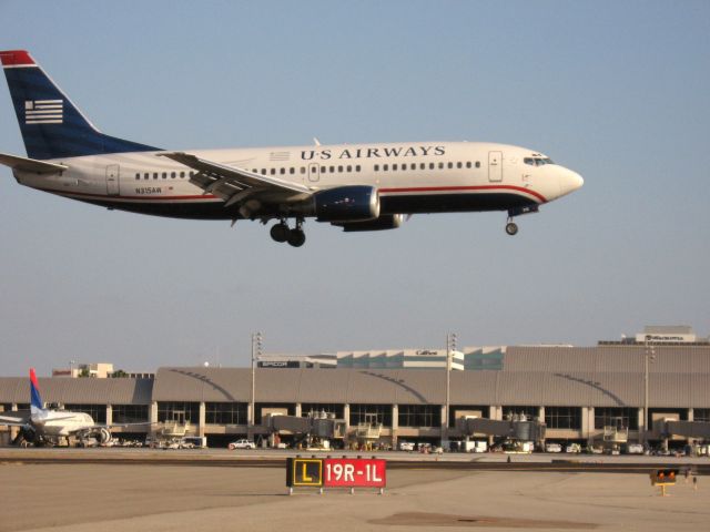 BOEING 737-300 (N315AW) - Landing on RWY 19R