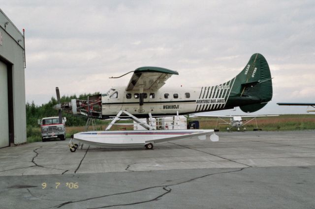 — — - J'étais au Hangar Q-60 (Avionnerie Valdor) lorsque j'aperçu ce Otter 1952 avec son moteur a turbine (modification)