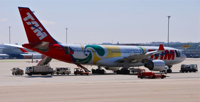 Airbus A330-200 (PT-MVP) - Nice livery sponsoring Brazilian futbol national team