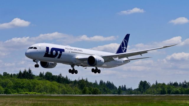 Boeing 787-9 Dreamliner (SP-LSF) - BOE750 on short final to Rwy 34L to complete a B1 flight on 5.22.19. (ln 855 / cn 63172).