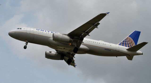 Airbus A320 (N489UA)