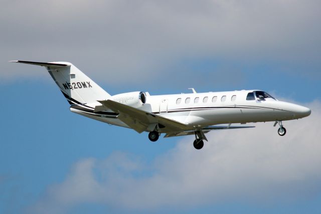 Cessna Citation CJ3 (N520MX) - On short finals for rwy 7 on 16-Oct-22 arriving from KCHS.