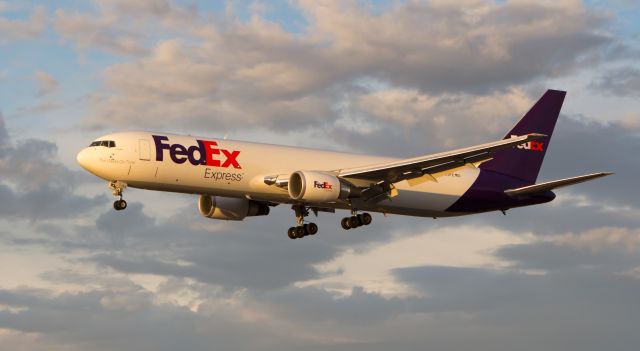 BOEING 767-300 (N135FE)