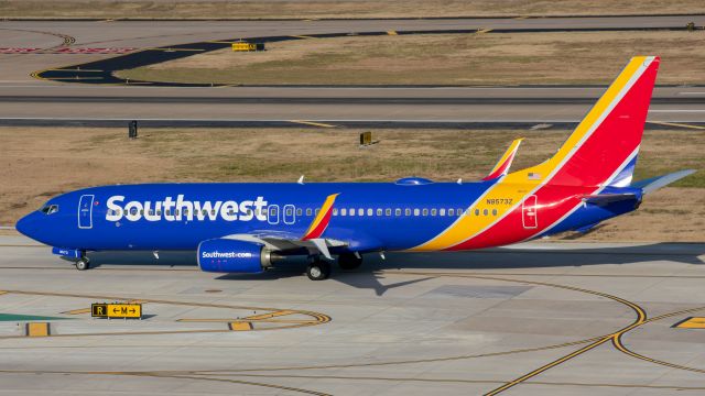 Boeing 737-800 (N8573Z) - Taxiing at Love Field November 21, 2018.