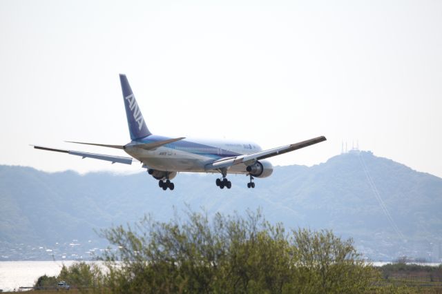 BOEING 767-300 (JA8670) - 16 May 2015; HND-HKD.