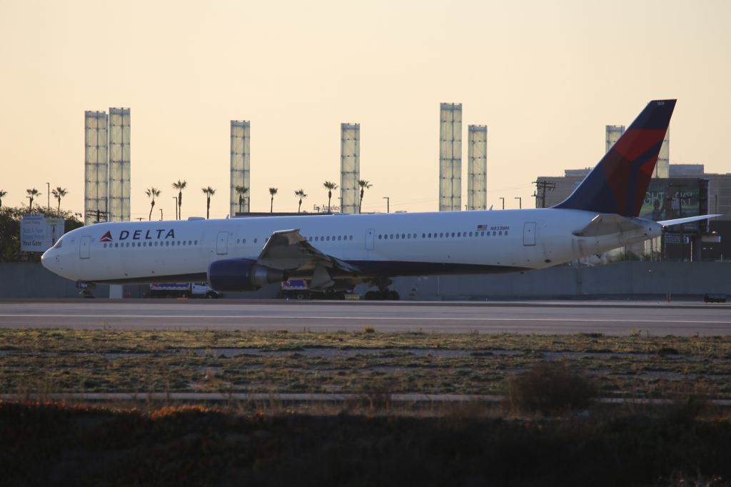 BOEING 767-400 (N833MH)