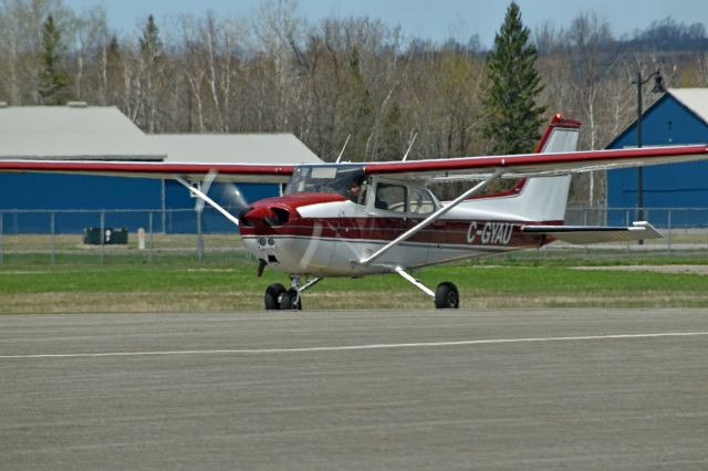 Cessna Skyhawk (C-GYAU) - 1978 Cessna 172N Skyhawk (C-GYAU/172-71370) crossing the apron to reach runway 27 for departure (Apr 18, 2021)