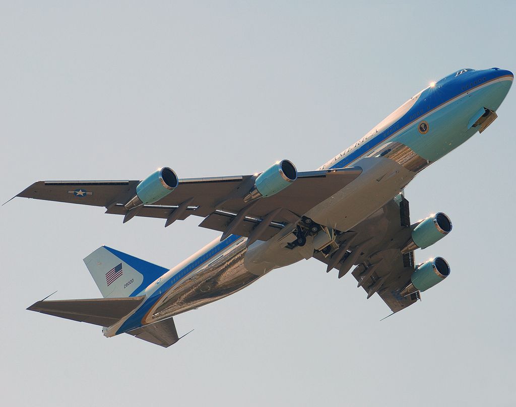 N828000 — - Air Force One departing Nashville.