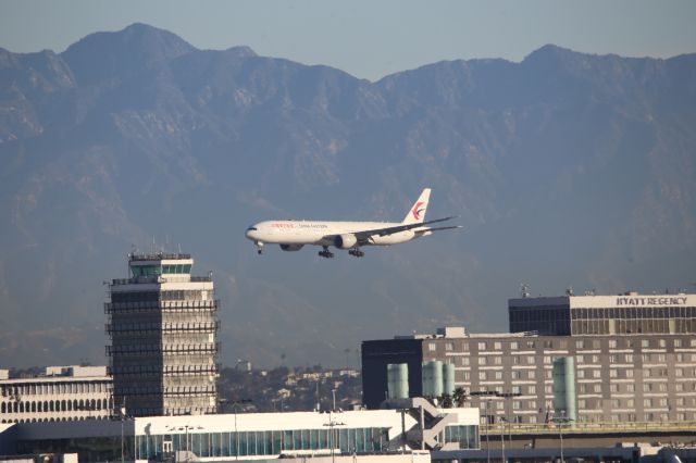 BOEING 777-300 (B-7882)