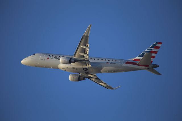 EMBRAER 175 (long wing) (N218NN)