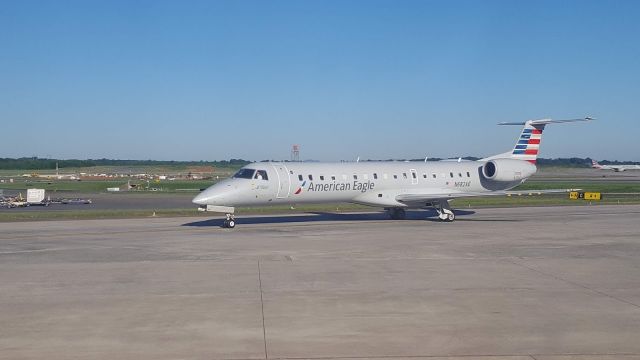 Embraer ERJ-145 (N682AE)