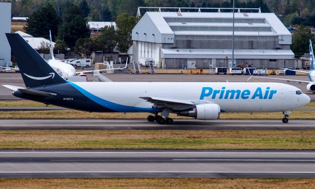 BOEING 767-300 (N1997A) - Boeing 767-300 seen at KPDX (Landed Runway 10R) taxiing to the cargo area.