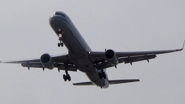 BOEING 757-300 (N57855) - A United penciljet coming in from LAX!