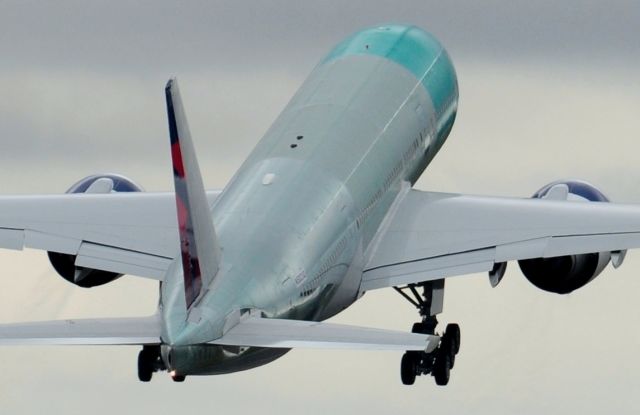 Boeing 777-200 (N5023Q) - Delta N5023Q Boeing 777 leaving KPAE in the rain to be painted in Portland Oregon.