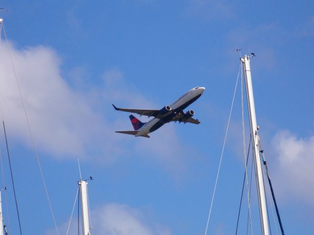 Boeing 737-800 (N387DA) - N387DA climbing out of Maurice Bishop International Airport operating DAL526.