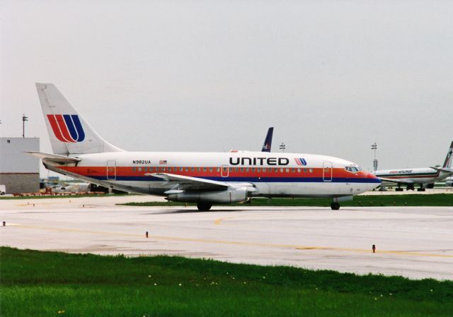 Boeing 737-200 (N982UA)