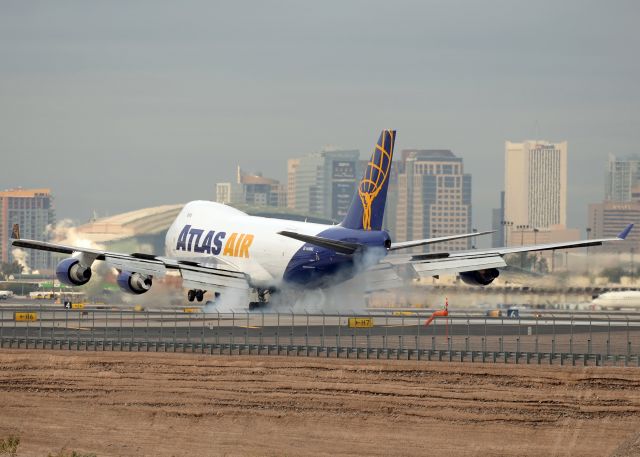 Boeing 747-400 (N415MC)