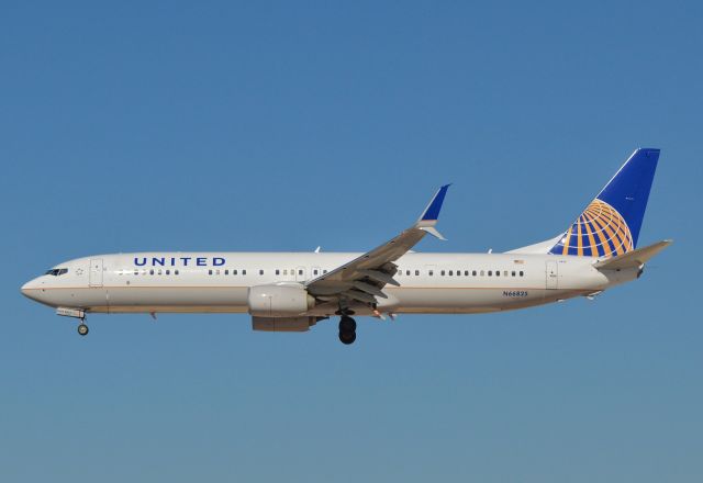 Boeing 737-900 (N66825)