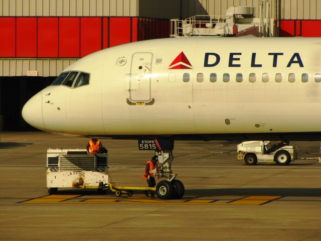 BOEING 757-300 (N595NW)