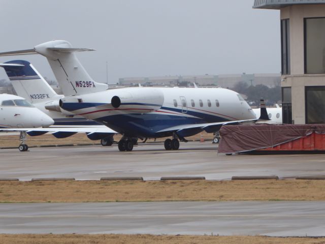 Bombardier Challenger 300 (N529FX)