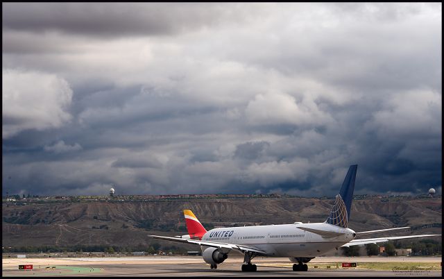 BOEING 767-400 (N76065) - UP.. GOOD WEATHER.