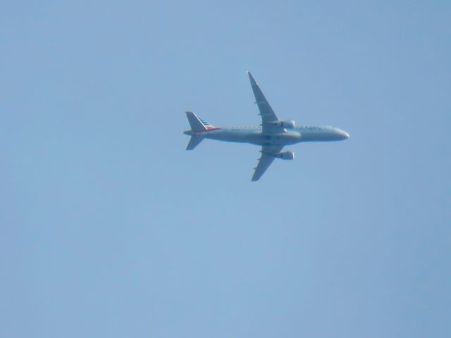 Embraer 175 (N246NN)