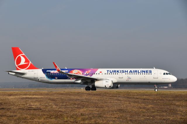 Airbus A321 (TC-JTR) - dentro l'aeroporto