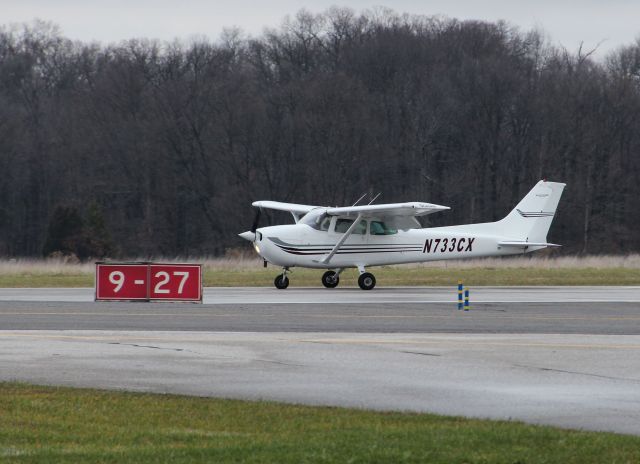 Cessna Skylane (N733CX) - Touch n go's on rwy 27 on 12/21/11