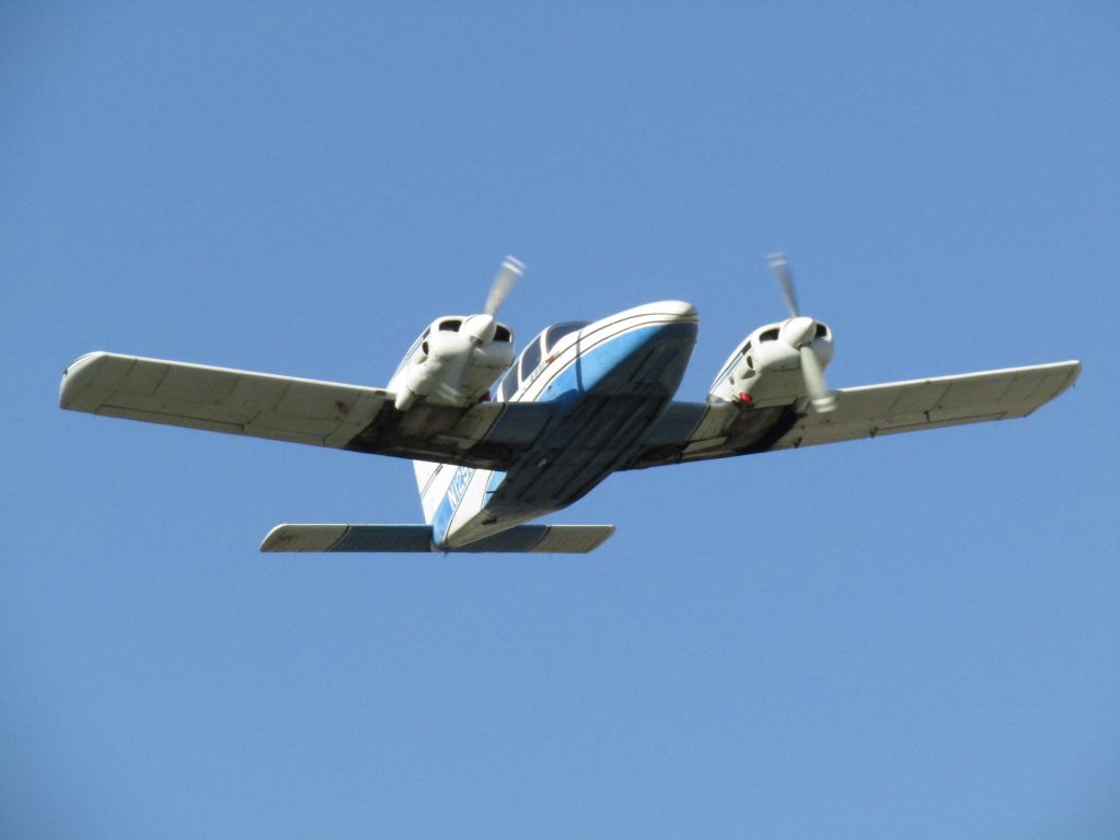 Piper Seneca (N1293T) - Taking off RWY 6