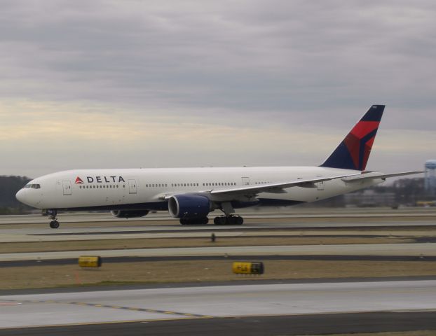 Boeing 777-200 (N862DA)