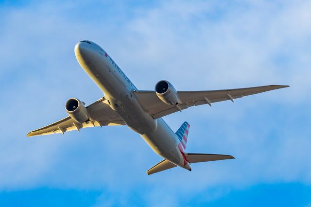 Boeing 787-9 Dreamliner (N833AA) - American Airlines 787-9 taking off from DFW on 12/28/22. Taken with a Canon R7 and Tamron 70-200 G2 lens.