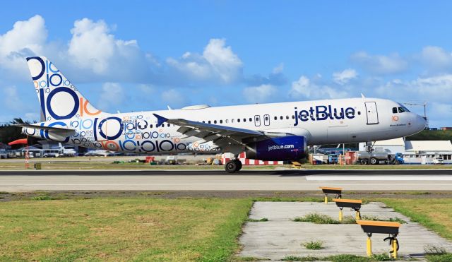 Airbus A320 (N569JB) - Jet Blue N569JB Blues Brothers A320 celebrating 10 years landing at TNCM Princess Juliana International Airport - St. Maarten on a nice sunny day!!