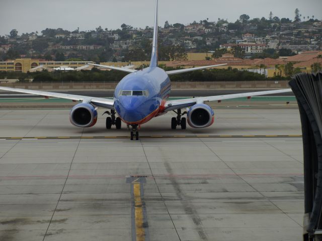 Boeing 737-700 (N246LV)