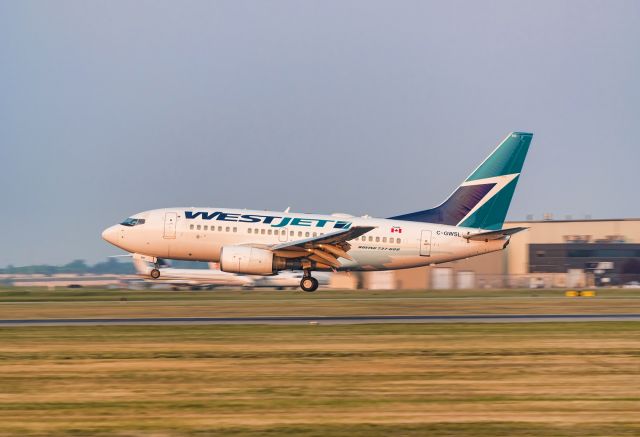 Boeing 737 MAX 8 (C-GWSL)