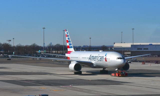 Boeing 777-200 (N759AN) - American Airlines Boeing 777-223ER N759AN in New York JFK