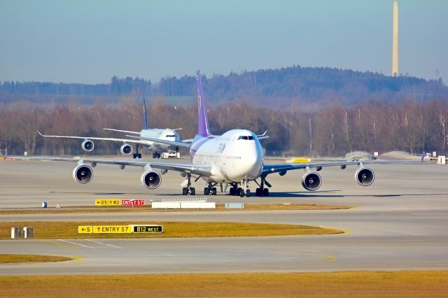 Boeing 747-400 (HS-TGY)